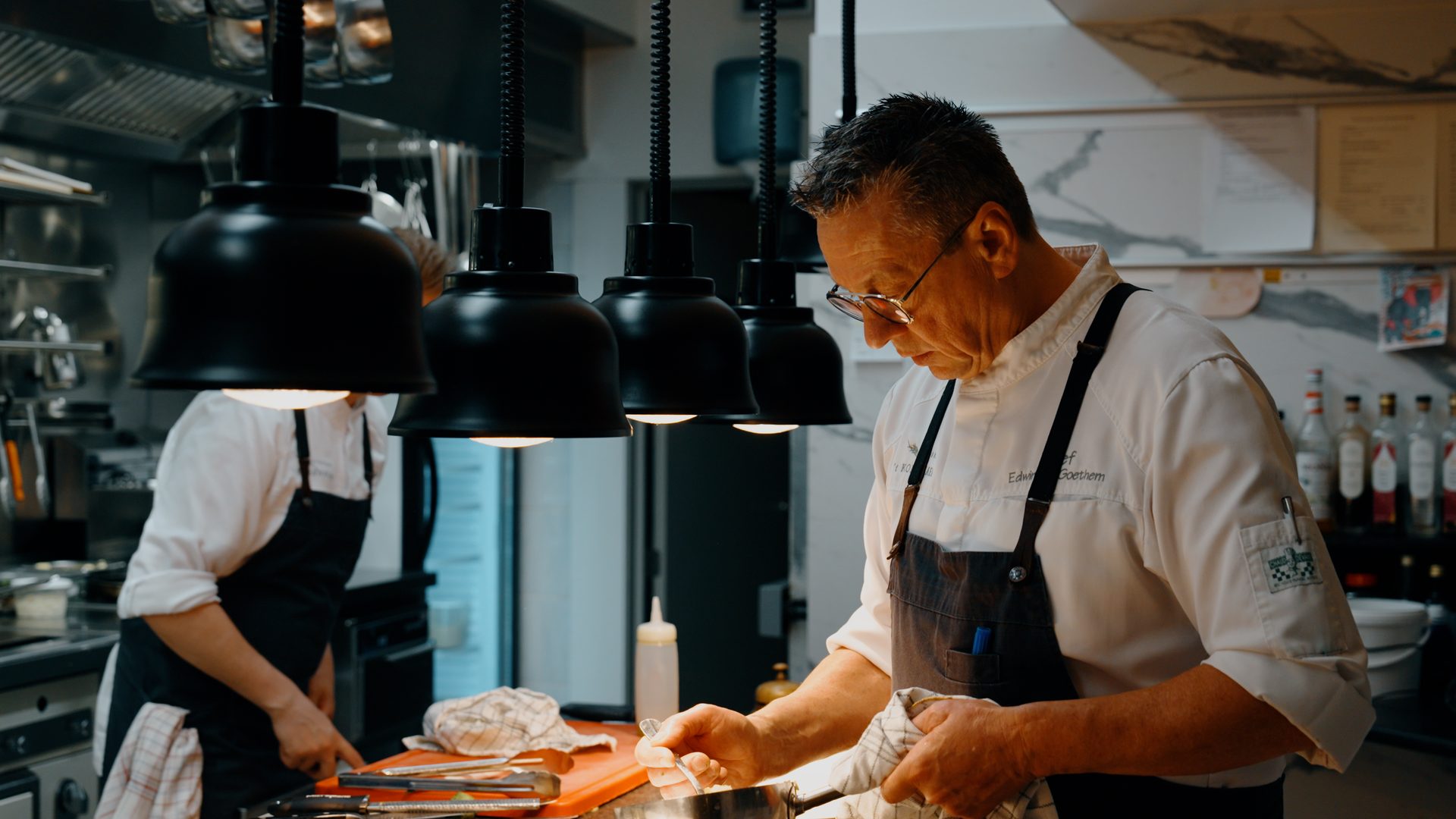 Chef Edwin Van Goethem aan het werk in de keuken van 't Korennaer